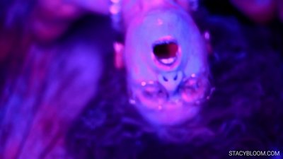 Baba masturbeer op kamera en bring haarself tot orgasme.