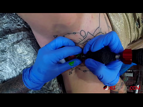 ❤️ Uiters getatoeëerde hottie Sully Savage het 'n tatoeëermerk op haar klitoris gekry Anale video op af.sfera-uslug39.ru ❌️❤
